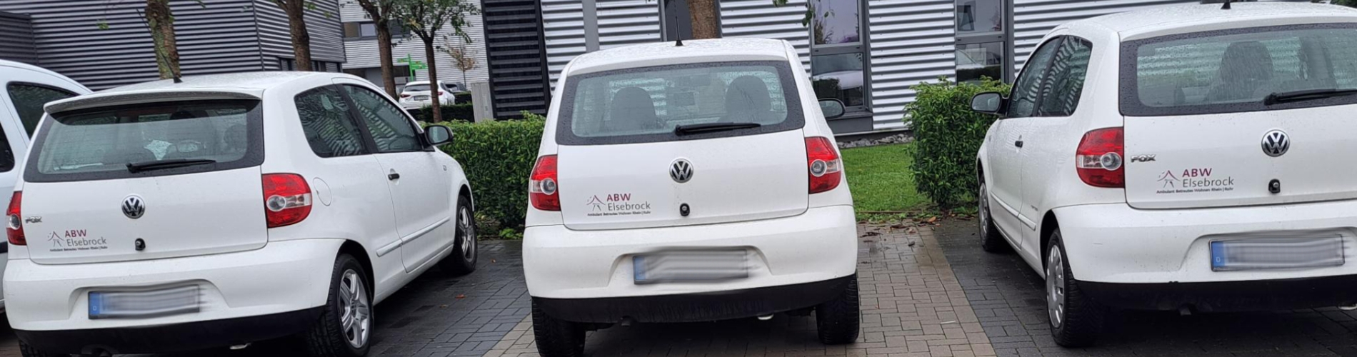 Firmenwagen vor dem Bürogebäude